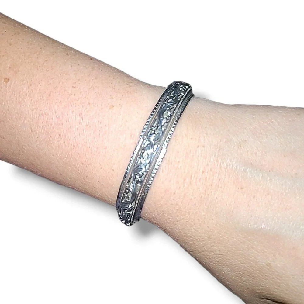 Vintage Whiting & Davis Silver Tone Ornate Repousse Floral Clamper Bracelet 7